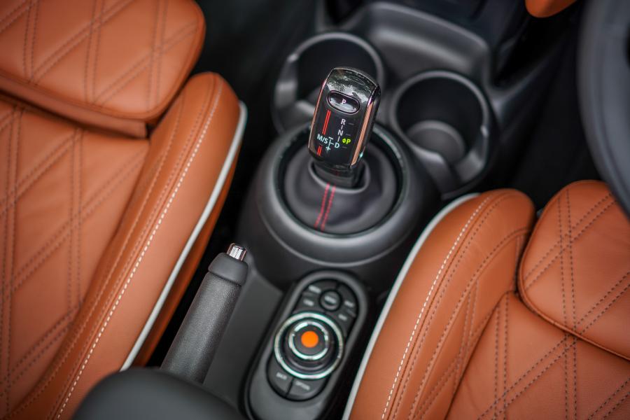 Детали интерьера Mini Cooper S Cabrio (F57) 2018 года  (MY) (фото 8 из 20)